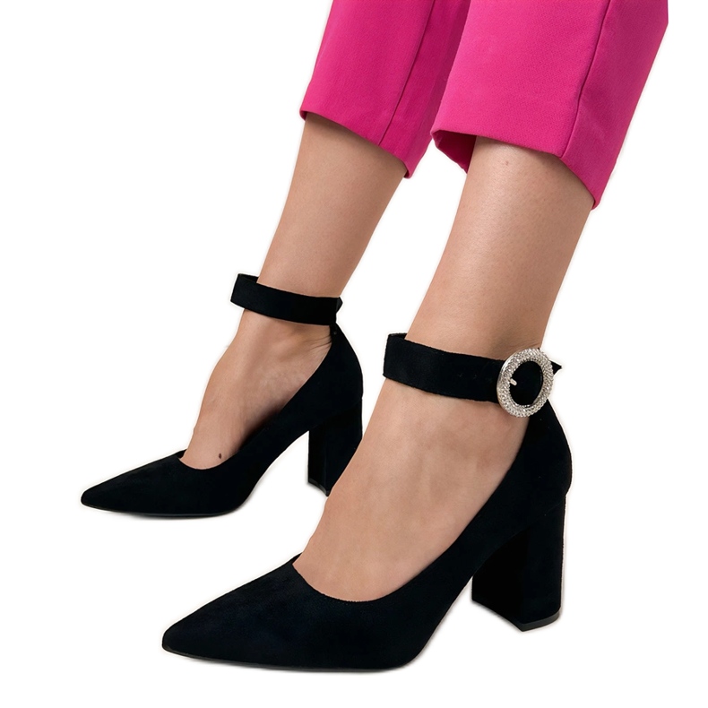 Fekete szivattyúk az oszlopon csatával és cirkonokkal