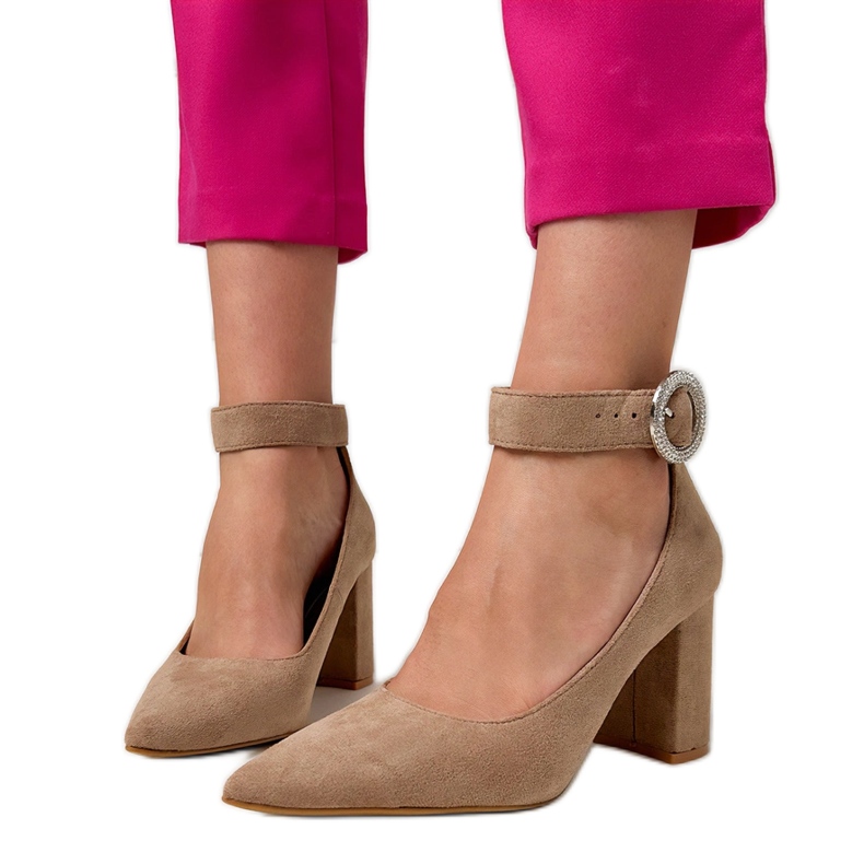 Bézs pumpál az oszlopon csatával és cirkonokkal