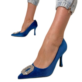 Sötétkék szivattyúk egy cirkonos tűvel