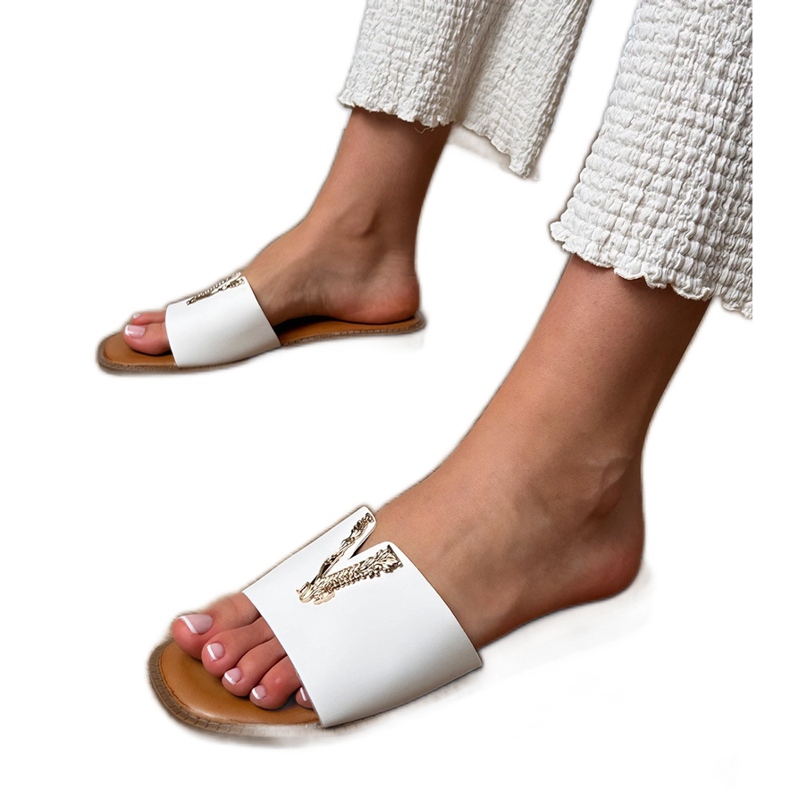 Fehér flip flopok arany dekorációval