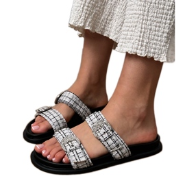 Fehér flip flopok csíkokkal és cirkonokkal a bilincseken