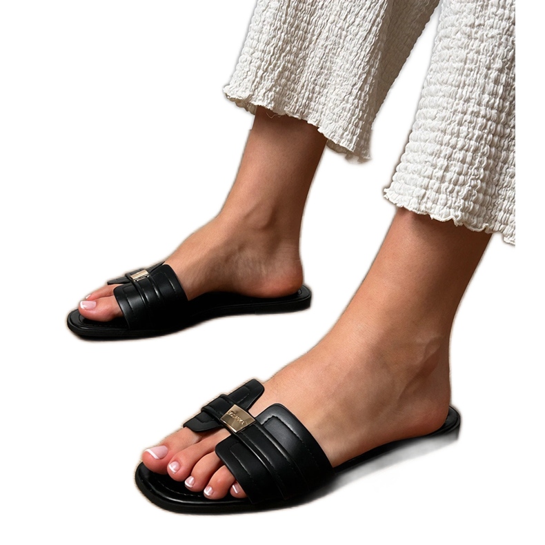 Fekete női papucs díszítve az övön