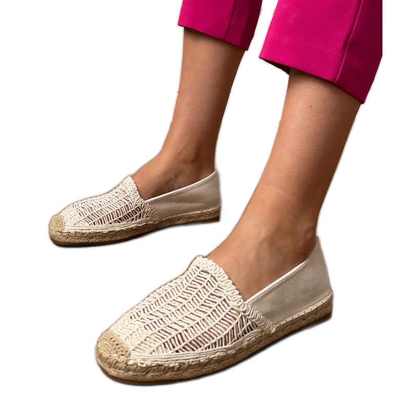 Bézs nyitott eSpadrilles a platformon