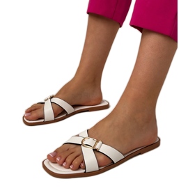 Fehér flip flopok dekoratív csatjal az övön