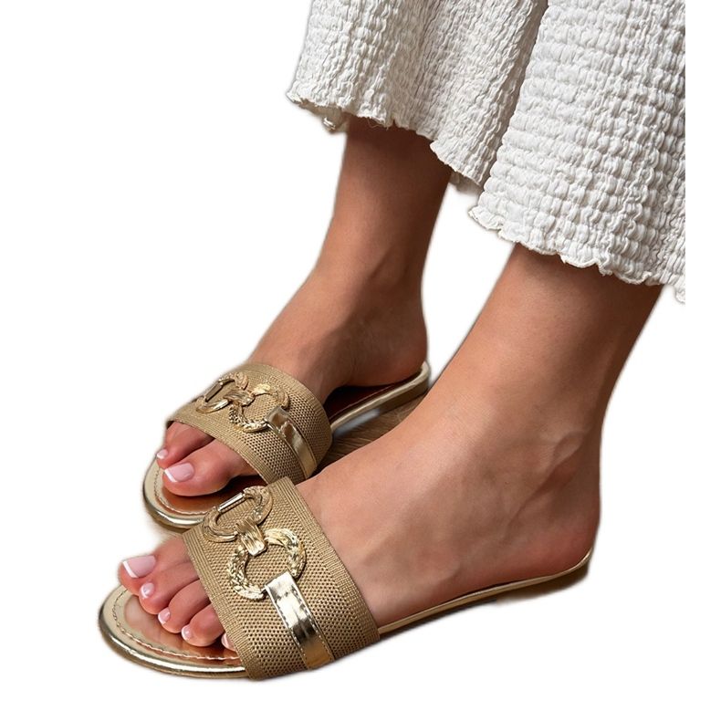 Arany flip flopok arany dekorációval az övön aranysárga