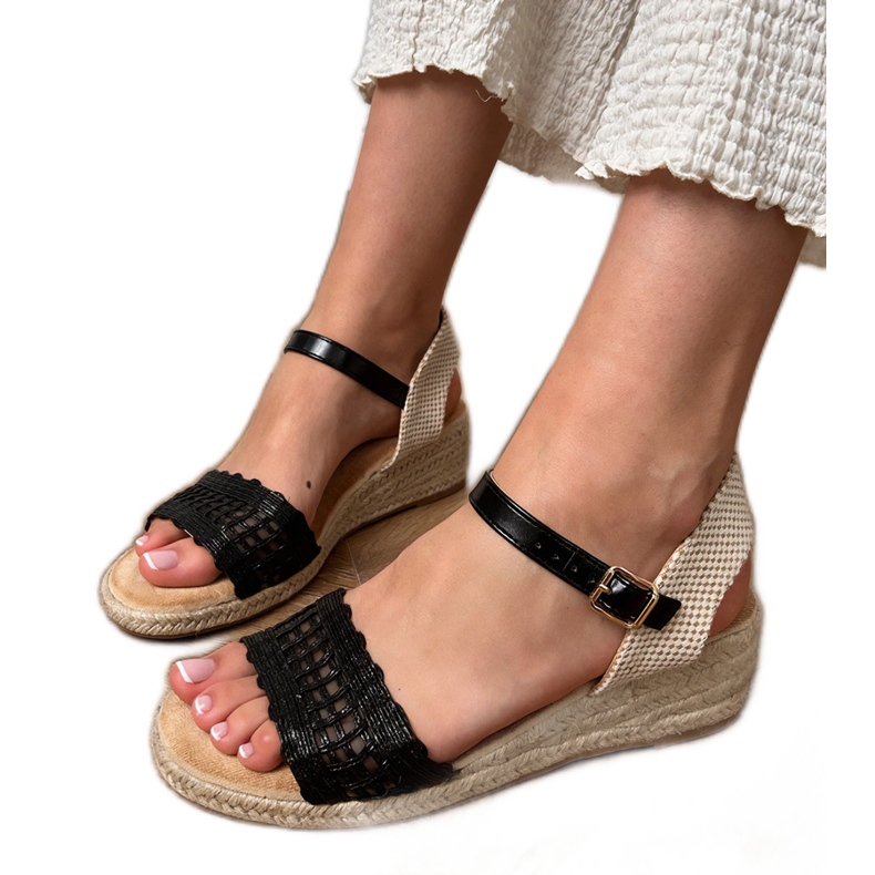 Fekete ék szandál fonott övvel