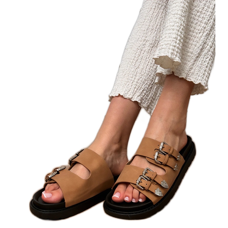 Barna női papucs dekoratív csatokkal bézs