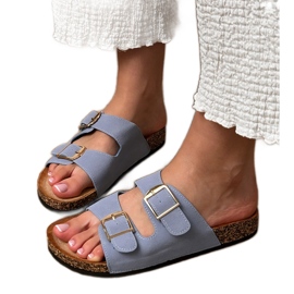 Kék papucskarapcsák bilincsekkel egy parafa talpon