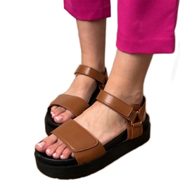 Barna öko -léh szandál a peronon