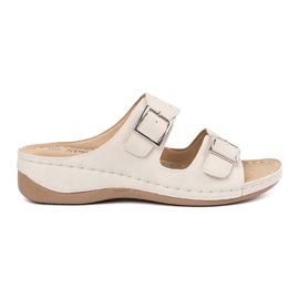 Seastar Papucs egy alacsony ékön, bilincsekkel bézs