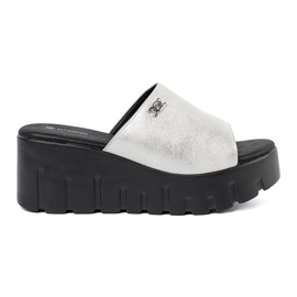 Goodin Ezüst papucs flopok egy fekete platformon