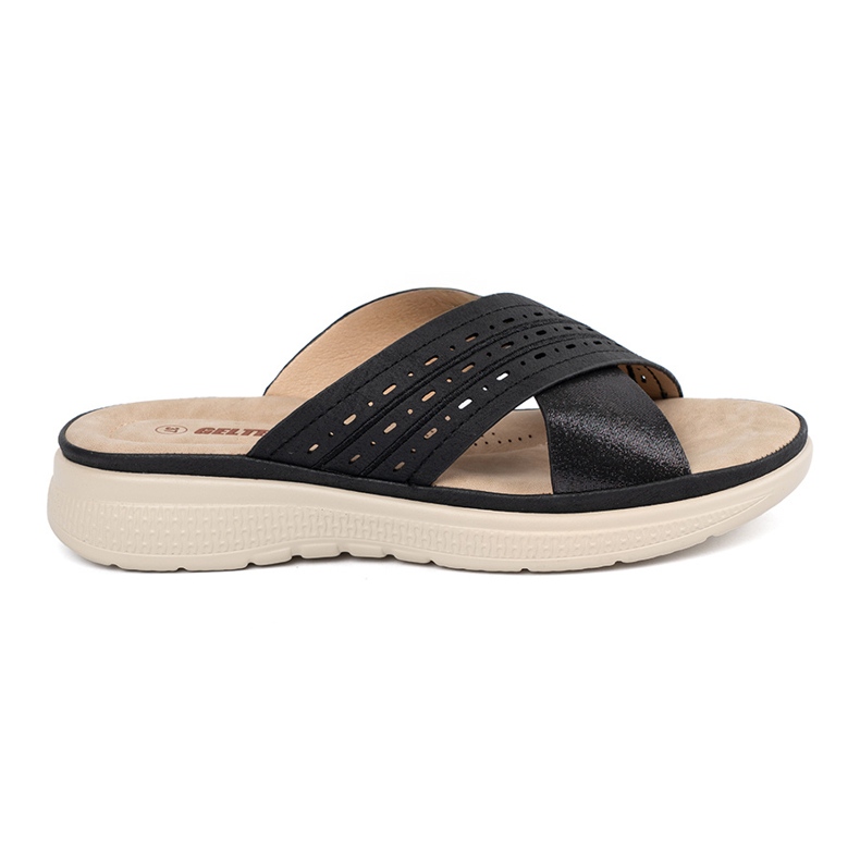 Fekete papucs az emelvényen