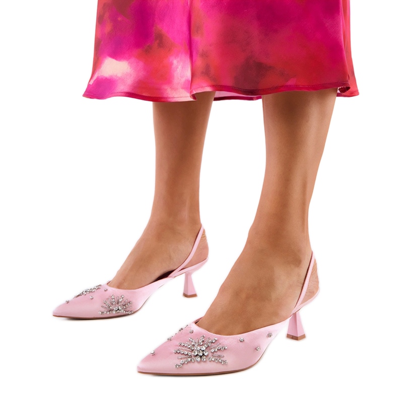 Rózsaszín szivattyúk cirkonokkal és nyitott sarok