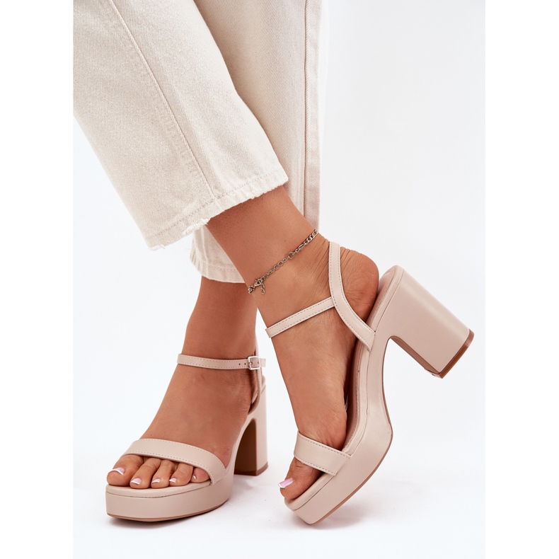 Öko bőr szandál a bézs poszton