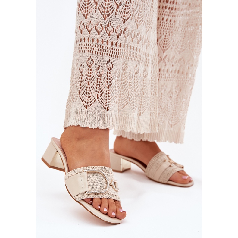 Női magas sarkú cipő dekoratív részletekkel bézs