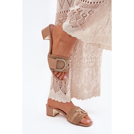 Női sarok dekoratív sötét bézs részletekkel