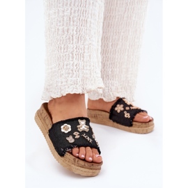 A női papucs flopok arany csapokkal a platformon fekete