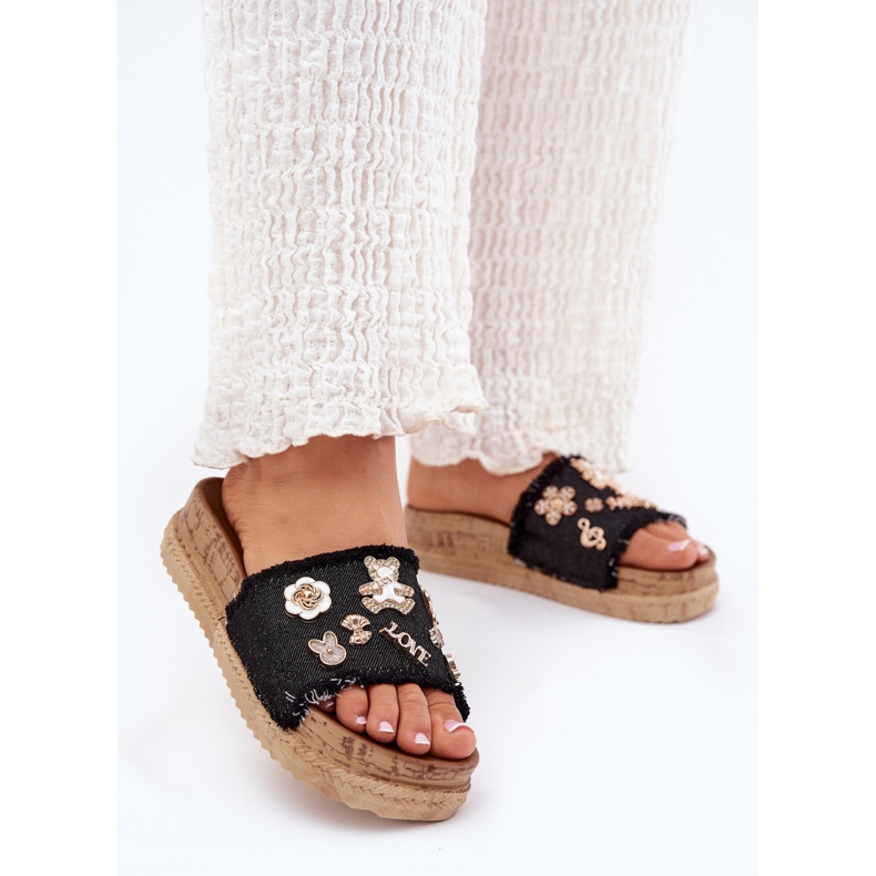 A női papucs flopok arany csapokkal a platformon fekete