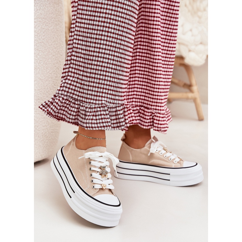 Női cipők a platformon, arany csapokkal bézs Női cipők a platformon, arany csapokkal bézs