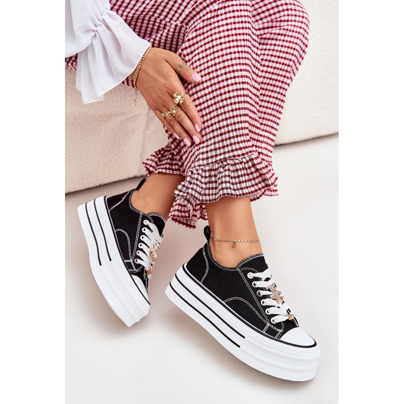 Női cipők a platformon, aranycsapokkal fekete