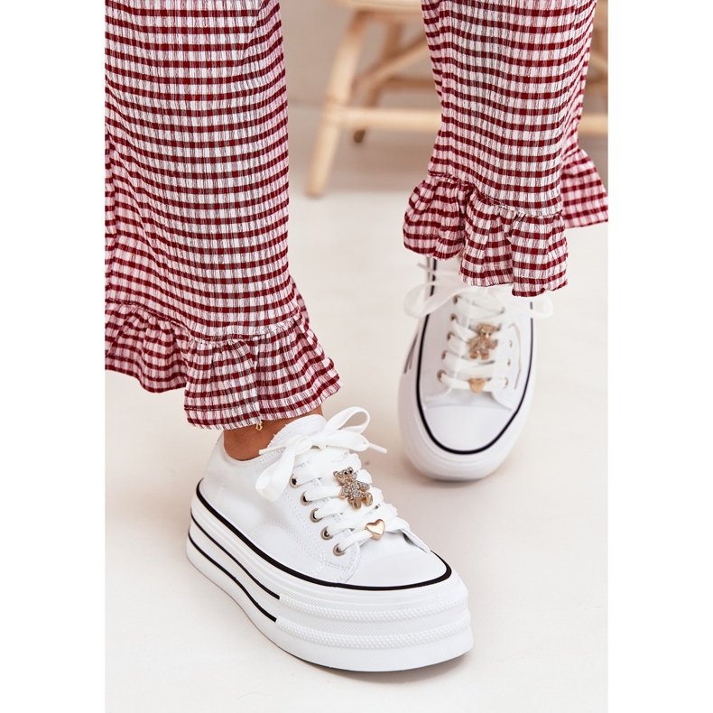 Női cipők a platformon arany csapokkal fehér