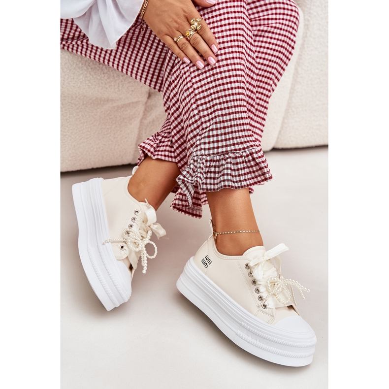 Női cipők a platformon dekoratív kötéssel bézs