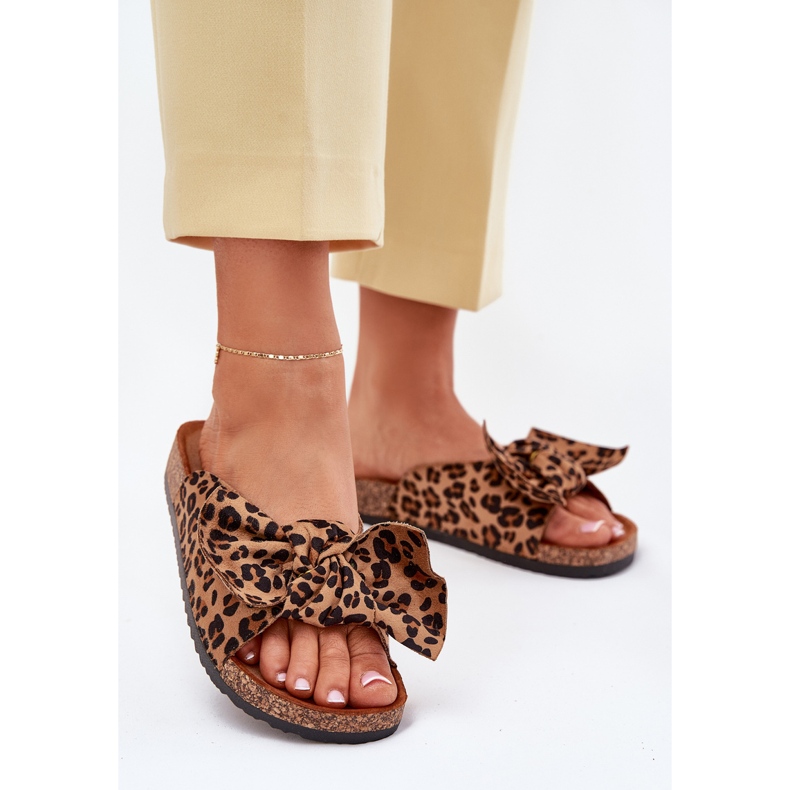 A női papucs lepattant egy parafa talpon egy íj tálral barna