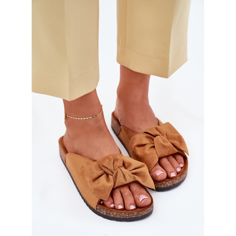 Női papucs egy parafa talpon, teve íjjal barna