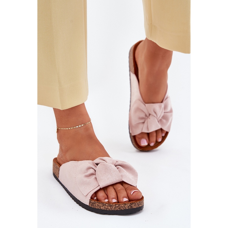 A női papucs a parafa talpon világos rózsaszín íjjal
