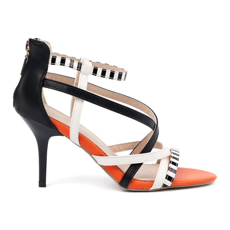 Shelvt Szandál egy magas és fehér hevedereken sokszínű