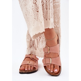 Női papucs egy parafa platformon, arany bilincsekkel rózsaszín