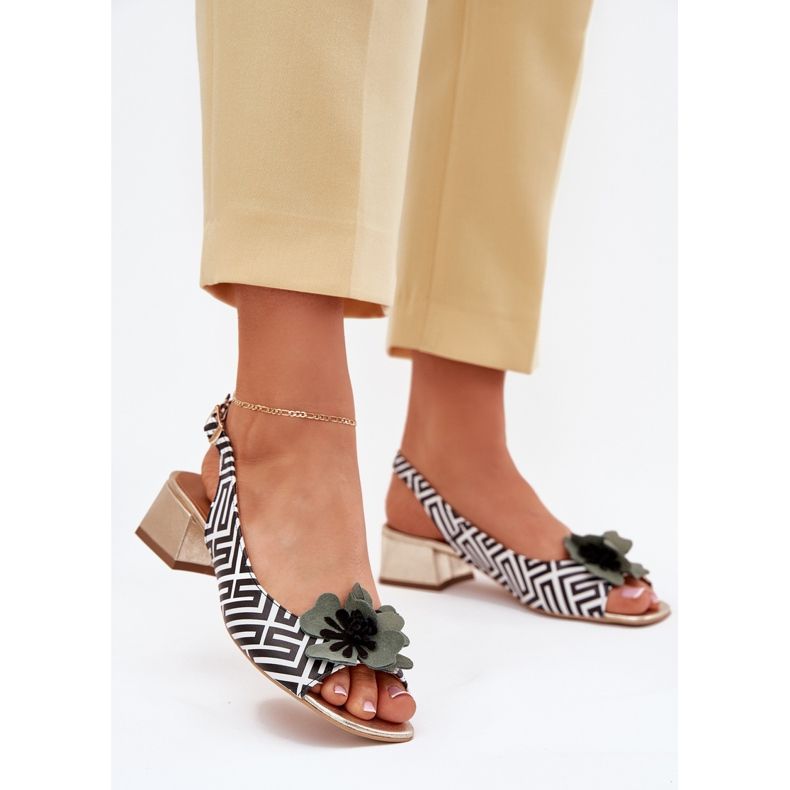 Női bőr szandál egy blokkon, dekoratív virággal Laura Messi 2973 Fehér és fekete