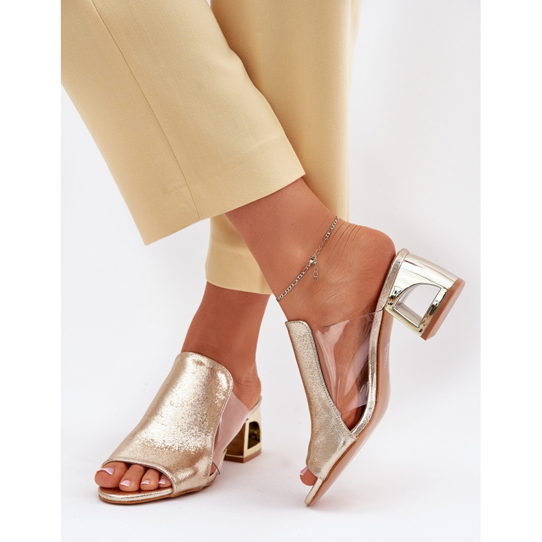 A női papucsok az aranyoszlopon flopok aranysárga