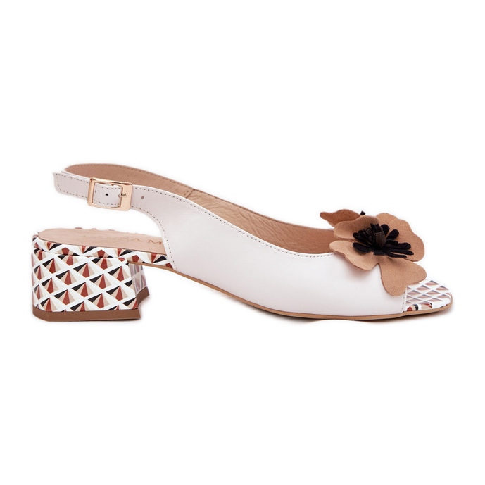 Női bőr szandál egy blokkon, dekoratív virággal Laura Messi 2973 Fehér
