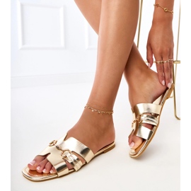 Arany flip -flopok arany dekorációval aranysárga