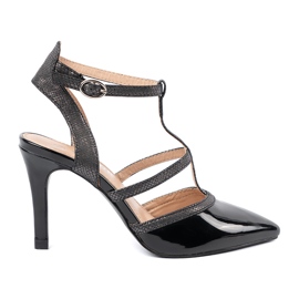 Fekete szivattyúk egy magas sarkon