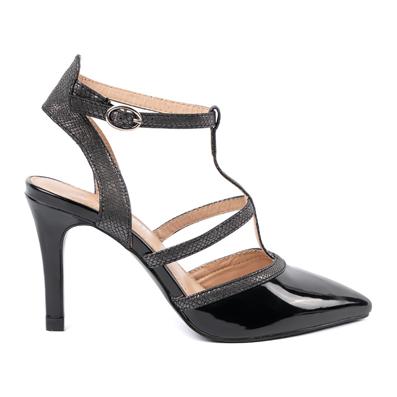 Fekete szivattyúk egy magas sarkon