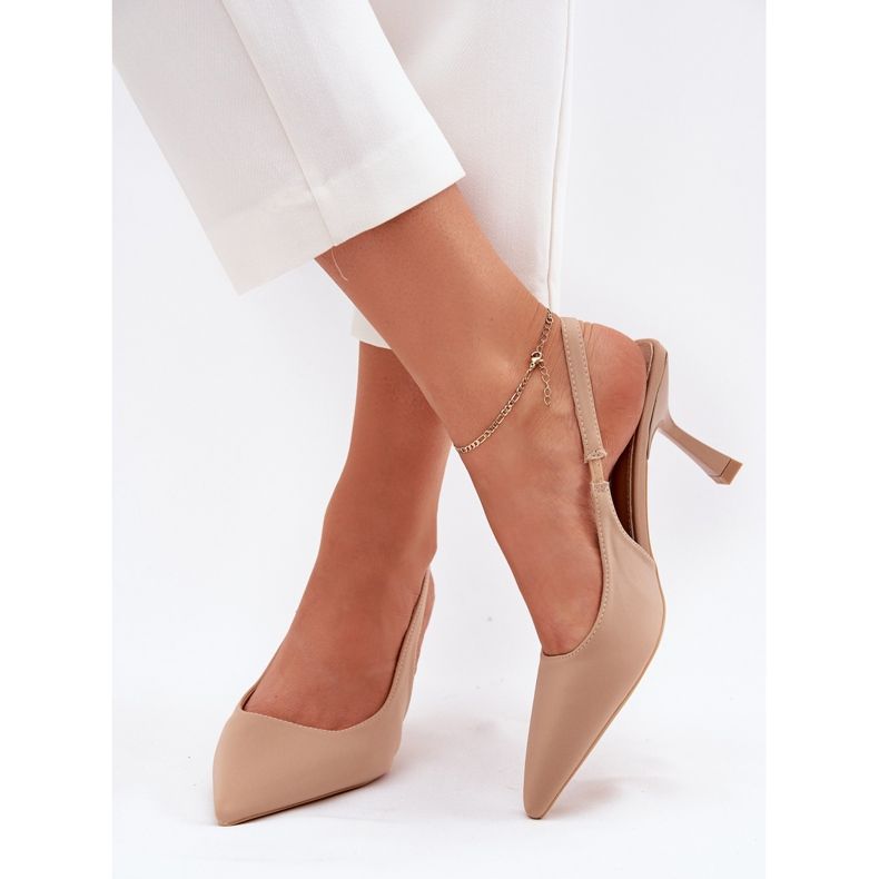 Női szandál a magas sarkon bézs