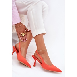 Női szandál egy narancssárga csapon