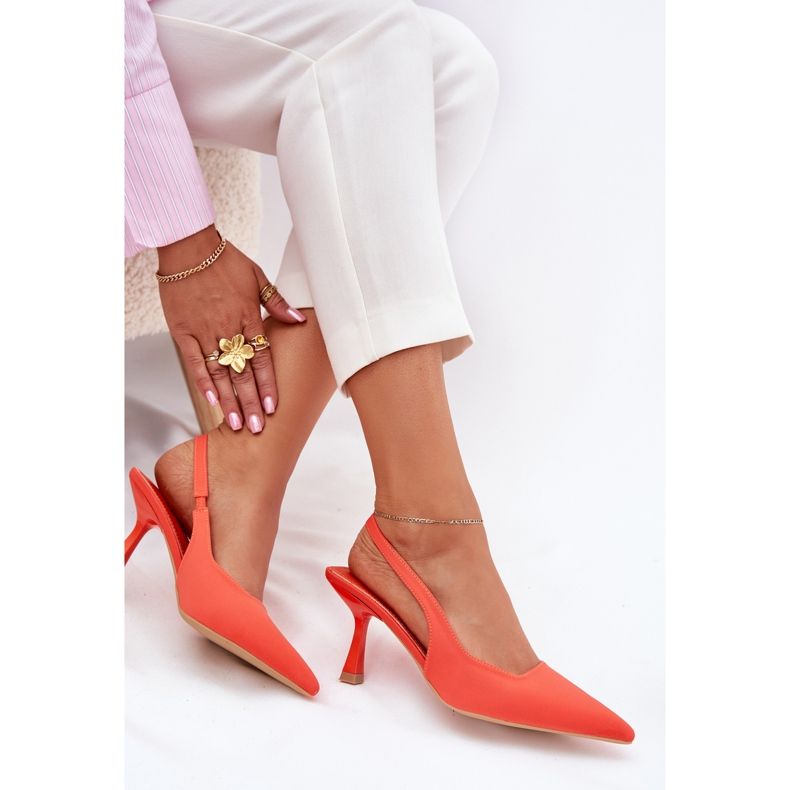 Női szandál egy narancssárga csapon