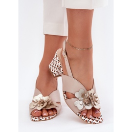 Női bőr szandál a Laura Messi 2950 bézs virágok posztján