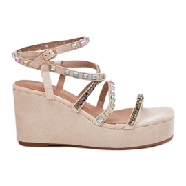 Női szandál ékhez dekorációval a csíkok bézsén