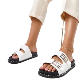 Fehér flip flopok a blau platformon