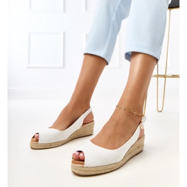 Fehér espadril szandál a Nevarek ékön