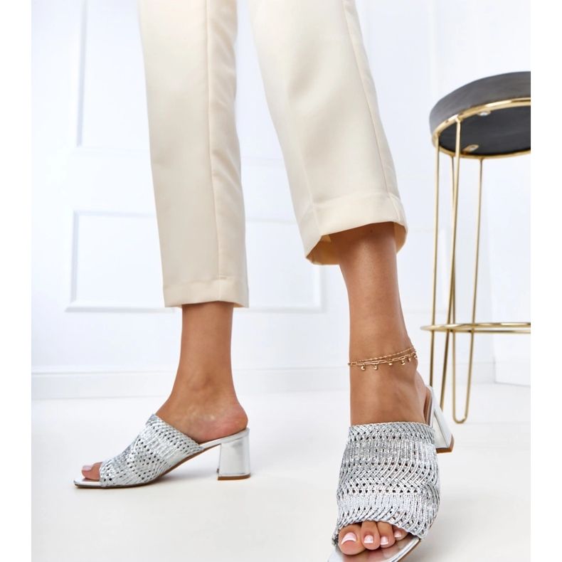 Ezüst papucs lepattant az oszlopon fonott gamboa csíkokkal