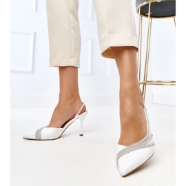 Fehér szandál nyitott sarkú lura cirkonokkal