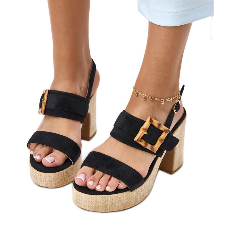 Fekete szandál az oszlopon, az Elevira bilincsel díszítve