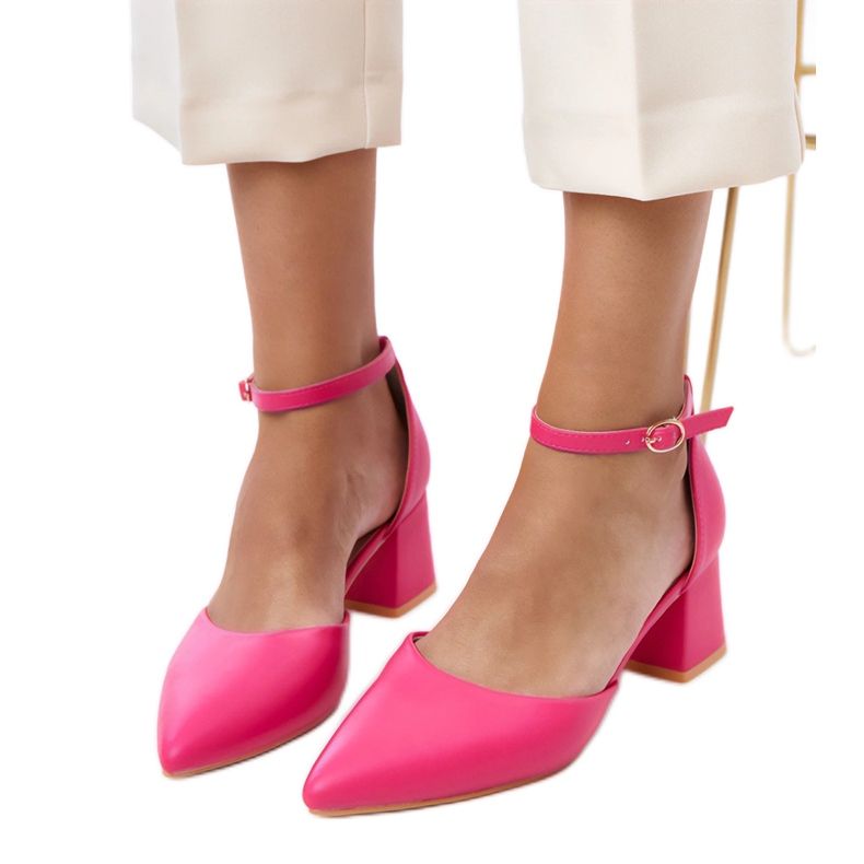 Rózsaszín szivattyúk az oszlopon a Keris -kocka rögzítve