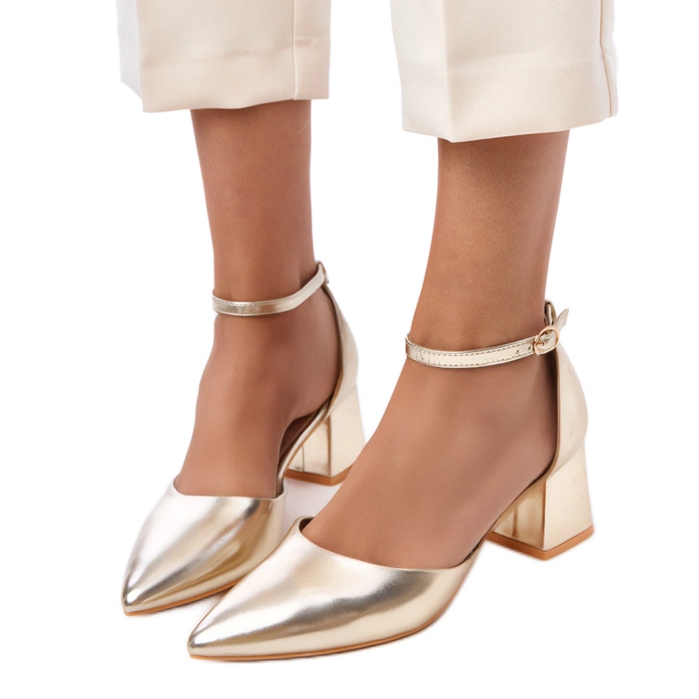 Aranyszivattyúk az oszlopon, a Keris -kockákon rögzítettek aranysárga