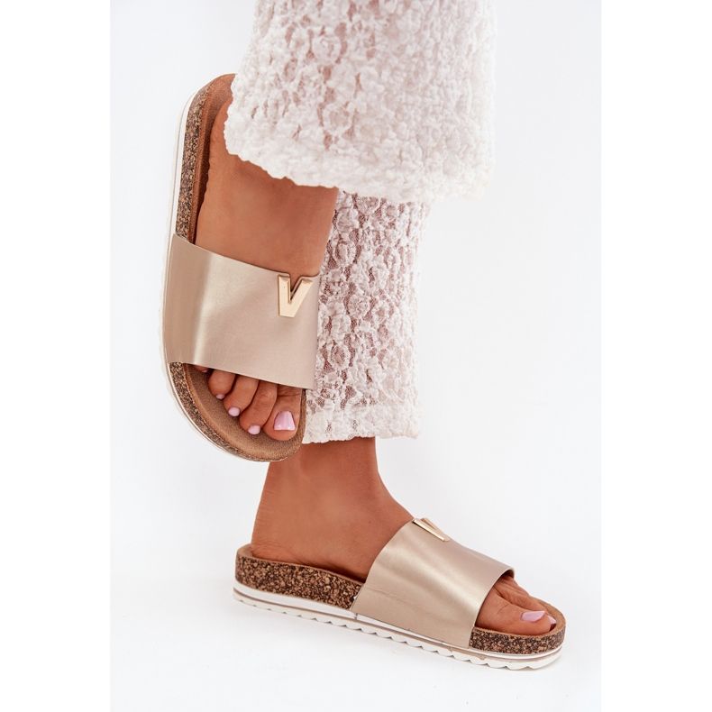 Boto A női papucs egy parafa platformon, az arany vesszira dekoratív részletével aranysárga